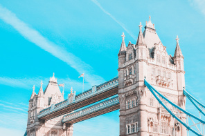 Голубое небо и Тауэрский мост в Лондоне