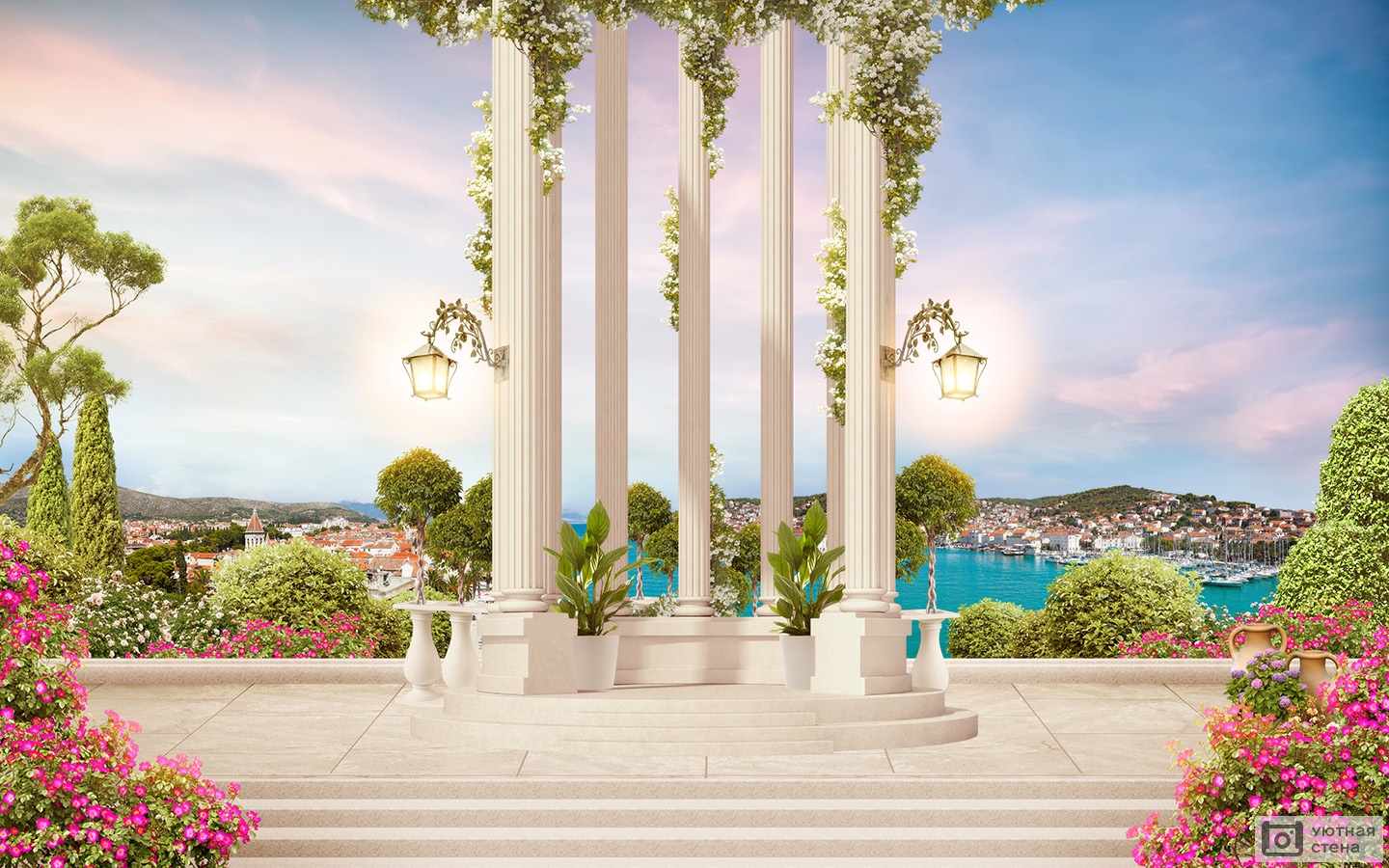 Старые колонны с цветами у берега моря