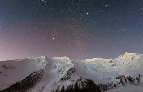 Звездное небо в снежных горах