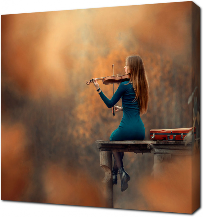 Женщина играет на скрипке на темном фоне. 4K, UHD