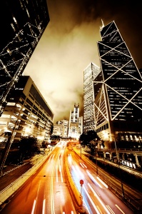 Движение автомобилей по ночному Гонконгу
