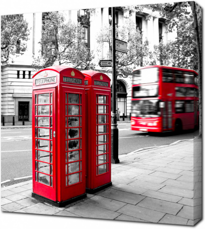 Символы Лондона: телефонные будки и автобус в движении