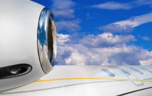 Вид на турбину летящего самолета