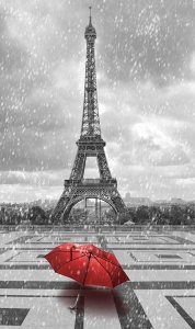 Красный зонт на фоне черно-белой Эйфелевой башни