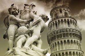 Падающая башня и статуя Ангела в Пизе, Италия
