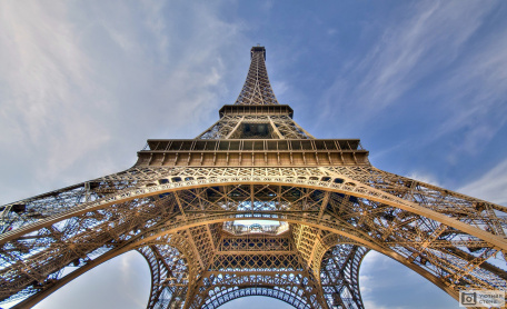 Вид вверх на Эйфелеву башню. Париж. Франция