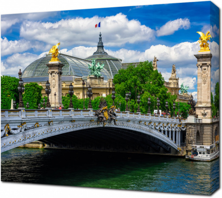 Мост Александра III над рекой Сеной в Париже. Франция