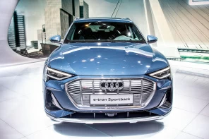 Электроавтомобиль Audi e-tron Sportback в автосалоне
