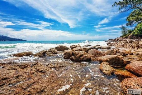 Тропический пляж с прозрачной водой