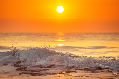 Закатное солнце в волнах