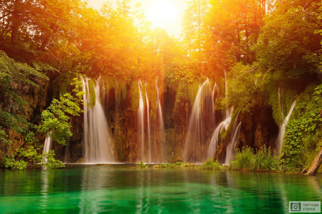 Водопад в национальном парке Плитвицкие озера в Хорватии