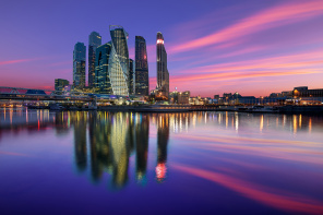 Вечернее отражение Москва-Сити в воде