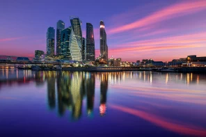 Вечернее отражение Москва-Сити в воде
