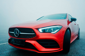 Красный Mercedes-Benz в тумане