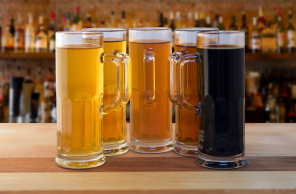 Кружки с пивом в баре