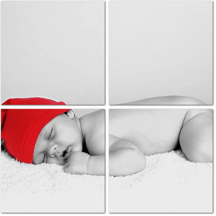 Черно-белый портрет милого малыша в красной шапке Санты
