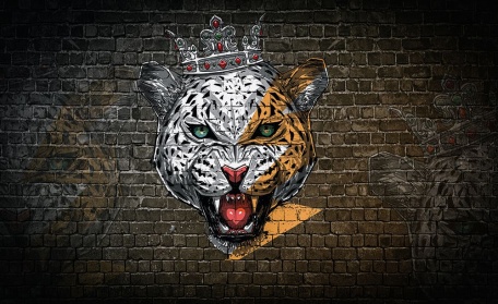 Леопард в короне на кирпичной стене