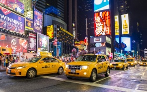 Желтые такси ночного Таймс-сквер