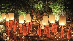 Монахи запускают фонарики в небо. Таиланд