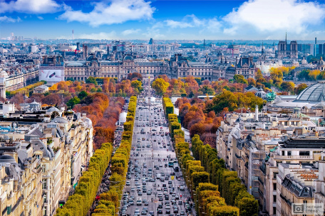 Вид на Елисейские поля с Триумфальной арки осенью. Париж. Франция