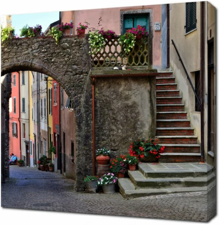 Итальянская улочка с аркой