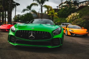 Зеленый Mercedes-AMG GTR, вид спереди