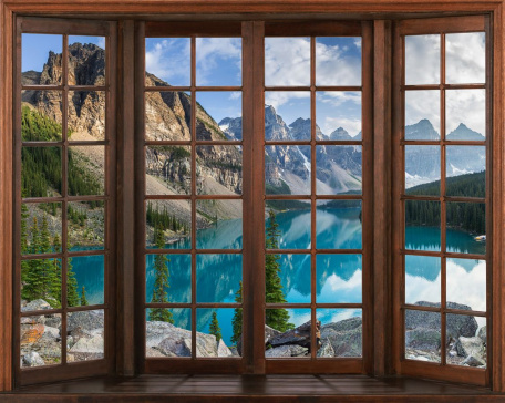 Окно с видом на горное озеро