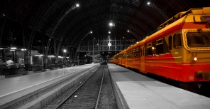 Красный поезд на черно-белом фото