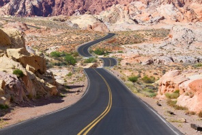 Извилистая дорога через пустыню