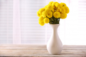 Солнечные цветы в керамической вазе