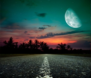 Луна над дорогой