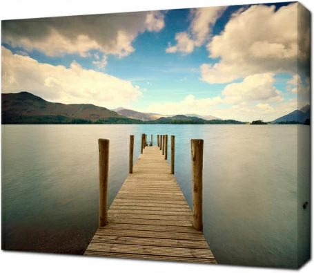 Деревянный причал на озере