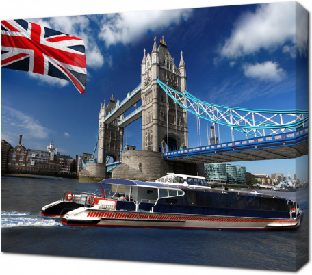 Британский флаг на фоне Тауэрского моста. Лондон. Англия