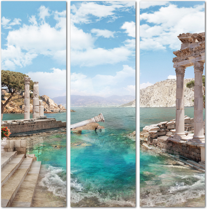 Античные колонны на берегу моря