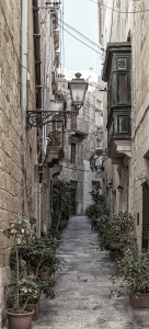 Узкая улочка в центре Биргу. Мальта