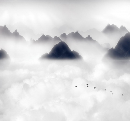 Густой плотный туман над горами