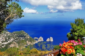 Вид на остров Капри с балкона. Италия