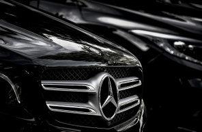 Логотип Mercedes крупным планом