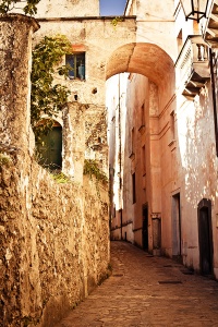 Старая узкая улочка с аркой. Италия
