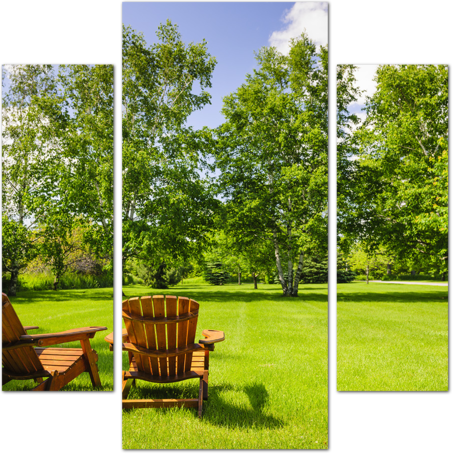 Деревянные лежаки в парке на зеленой лужайке