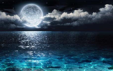 Луна над прекрасным океаном