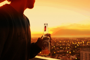 Бутылка пива во время заката