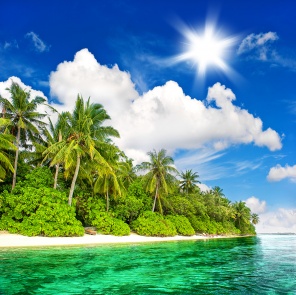 Красивый остров с ярким солнцем