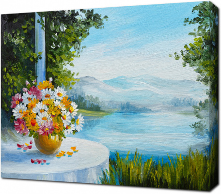 Букет цветов на столе у озера