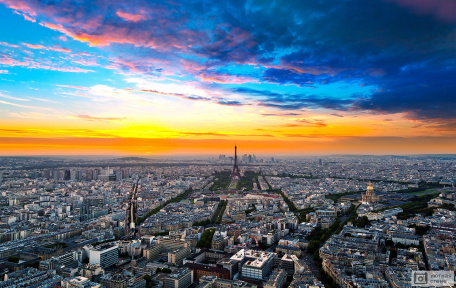 Вид с высоты на Париж на закате. Франция