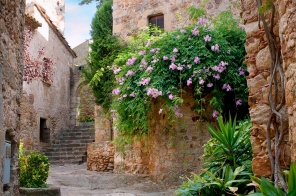 Летний сад на средневековой улочке в городе Ператальяда, Испания
