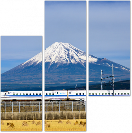 Синкансэн - поезд-пуля на фоне вулкана Фудзи. Японии