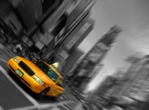 Желтое такси Нью-Йорка на черно-белой фото