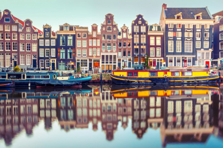 Яркие лодки Амстердама