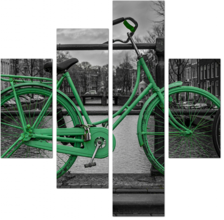 Зеленый велосипед на фоне черно-белого Амстердама